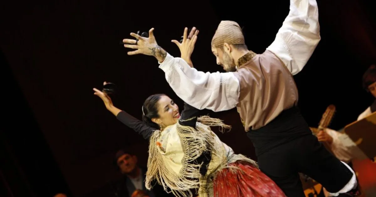 Jota aragonesa bailada con traje regional