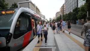Descubre Zaragoza de manera rápida y económica utilizando el tranvía